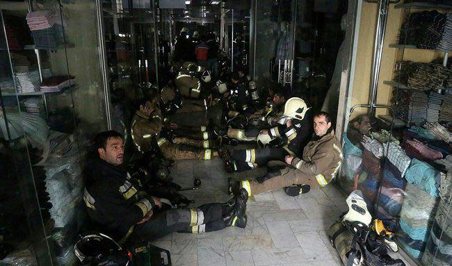 آتش‌نشانان قهرمان حاضر در داخل ساختمان پلاسکو قبل از تخريب +عکس