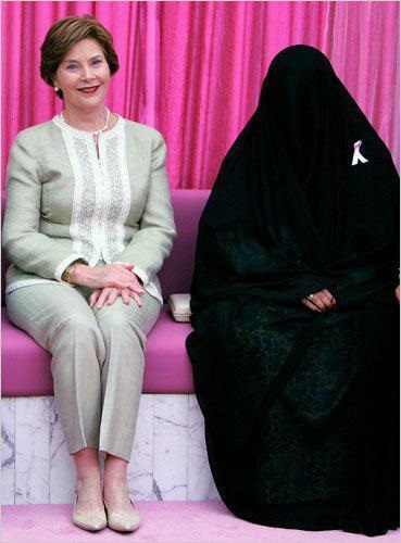 عکس جالب همسر بوش با همسر پادشاه‌عربستان +عکس