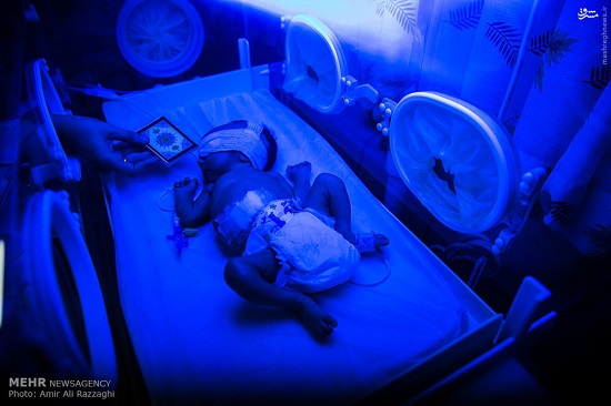 قرآن به سر گرفتن نوزاد یک روزه +عکس