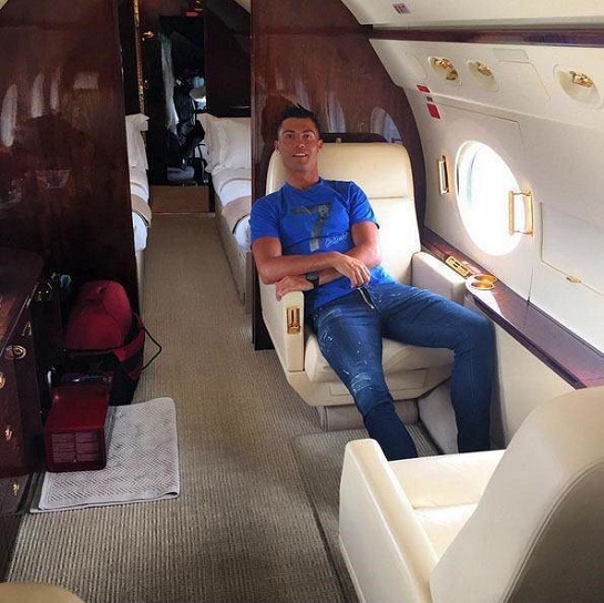 رونالدو در هواپیمای شخصی‌ خود+عکس