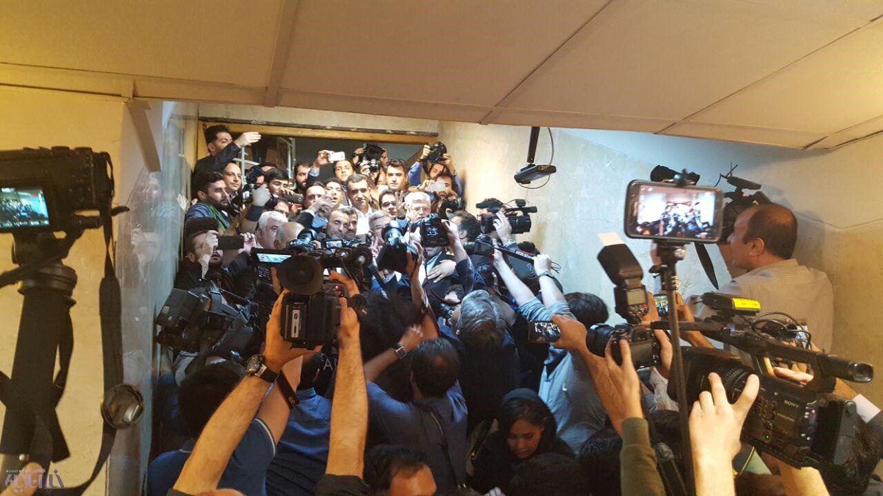 ذوق عکاسان در لحظه ورود احمدی‌نژاد و مشایی به وزارت کشور +عکس