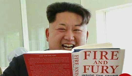 خنده های رهبرکره شمالی هنگام خواندن سرگذشت ترامپ +عکس