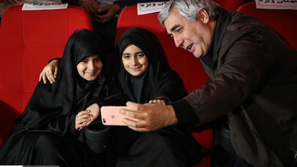 سلفی حاتمی‌کیا با دختران مدافعان حرم +عکس