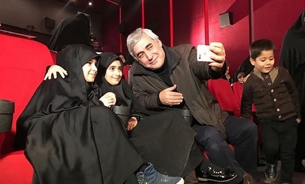 سلفی حاتمی‌کیا با دختران مدافعان حرم +عکس