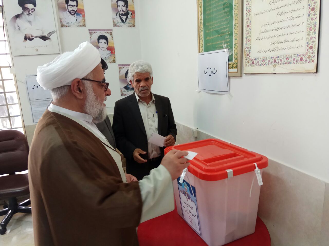 فرماندار و امام جمعه اشکذر پای صندوق رای +عکس