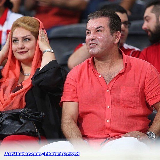 حمید استیلی و همسرش در حال تماشای بازی پرسپولیس و الاهلی+عکس