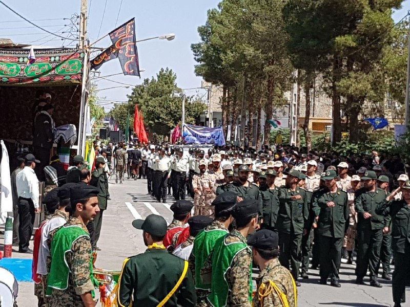 رژه نیروهای مسلح در مهریز +عکس