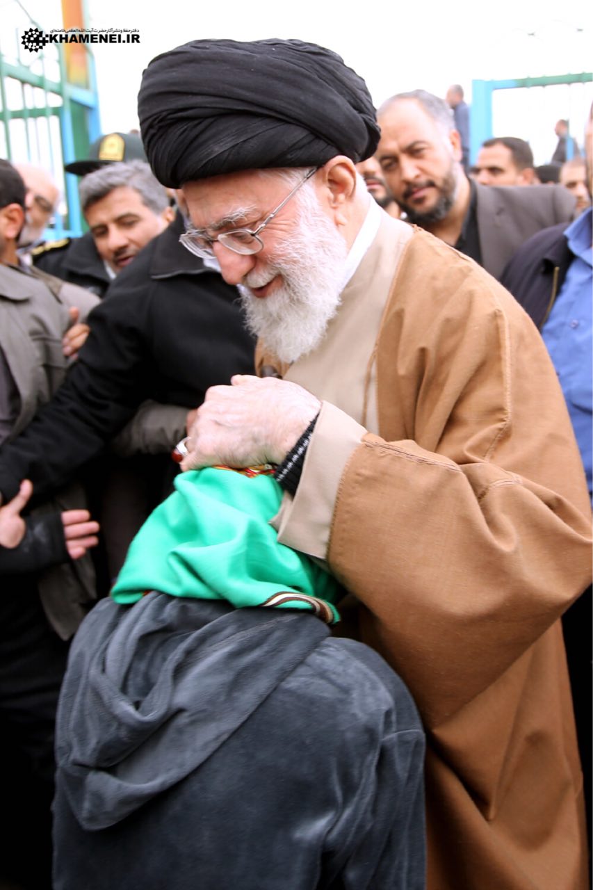 یکی از مردم زلزله‌زده کرمانشاه در آغوش رهبرانقلاب