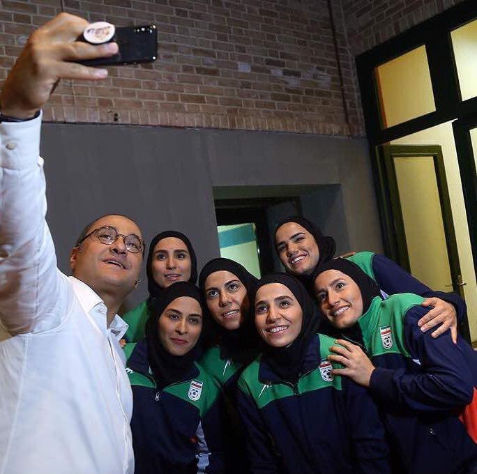 دختران قهرمان تیم ملی فوتسال در برنامه خندوانه +عکس
