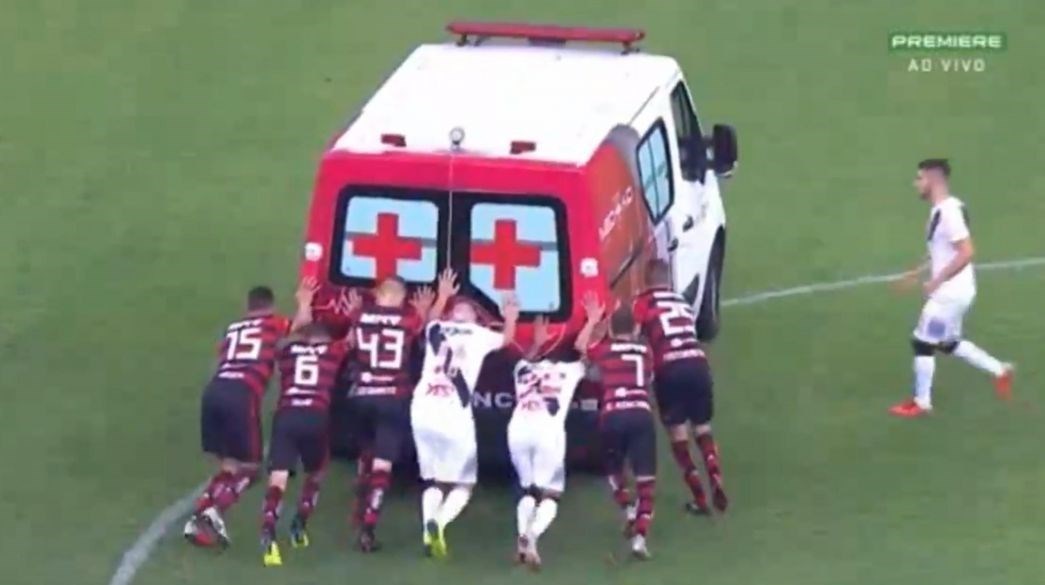 هول دادن آمبولانس حمل مصدوم در وسط زمین فوتبال! +عکس