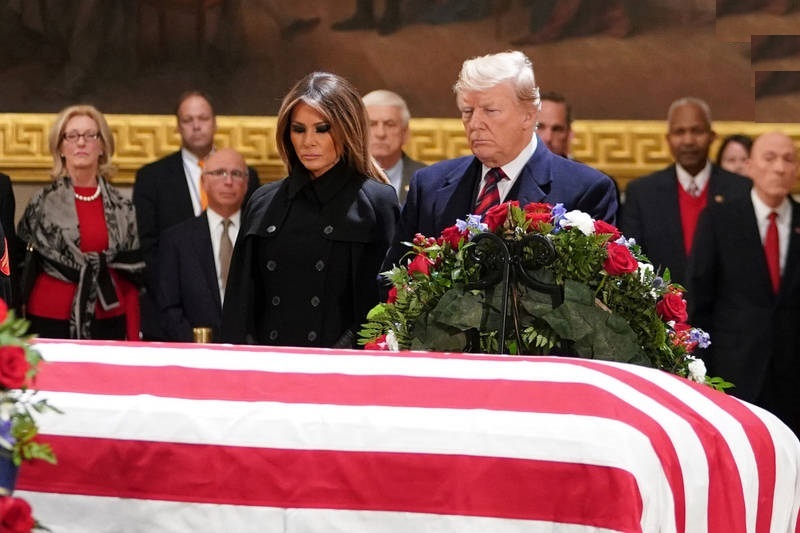 ادای احترام ترامپ به جنازه جرج بوش پدر +عکس