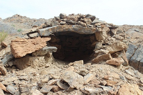 کشف اولین گورهای سنگی پنج هزارساله در شهرستان خاتم + عکس