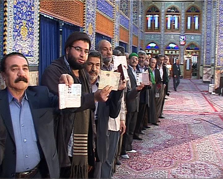 ازدحام یزدی ها در شعب اخذ رای مجریان انتخابات را غافلگیر کرده است