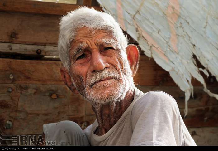 پیرمردی که به تنهایی «بلم» می سازد + تصاویر
