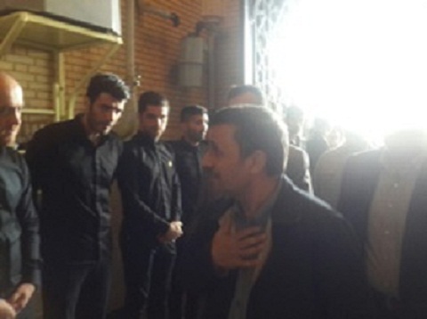 وقتی صابون احمدی‌نژاد به تن علی پروین خورد/ دیالوگ لو رفته میان احمدی‌نژاد و علی پروین در مجلس ختم هادی نوروزی +عکس