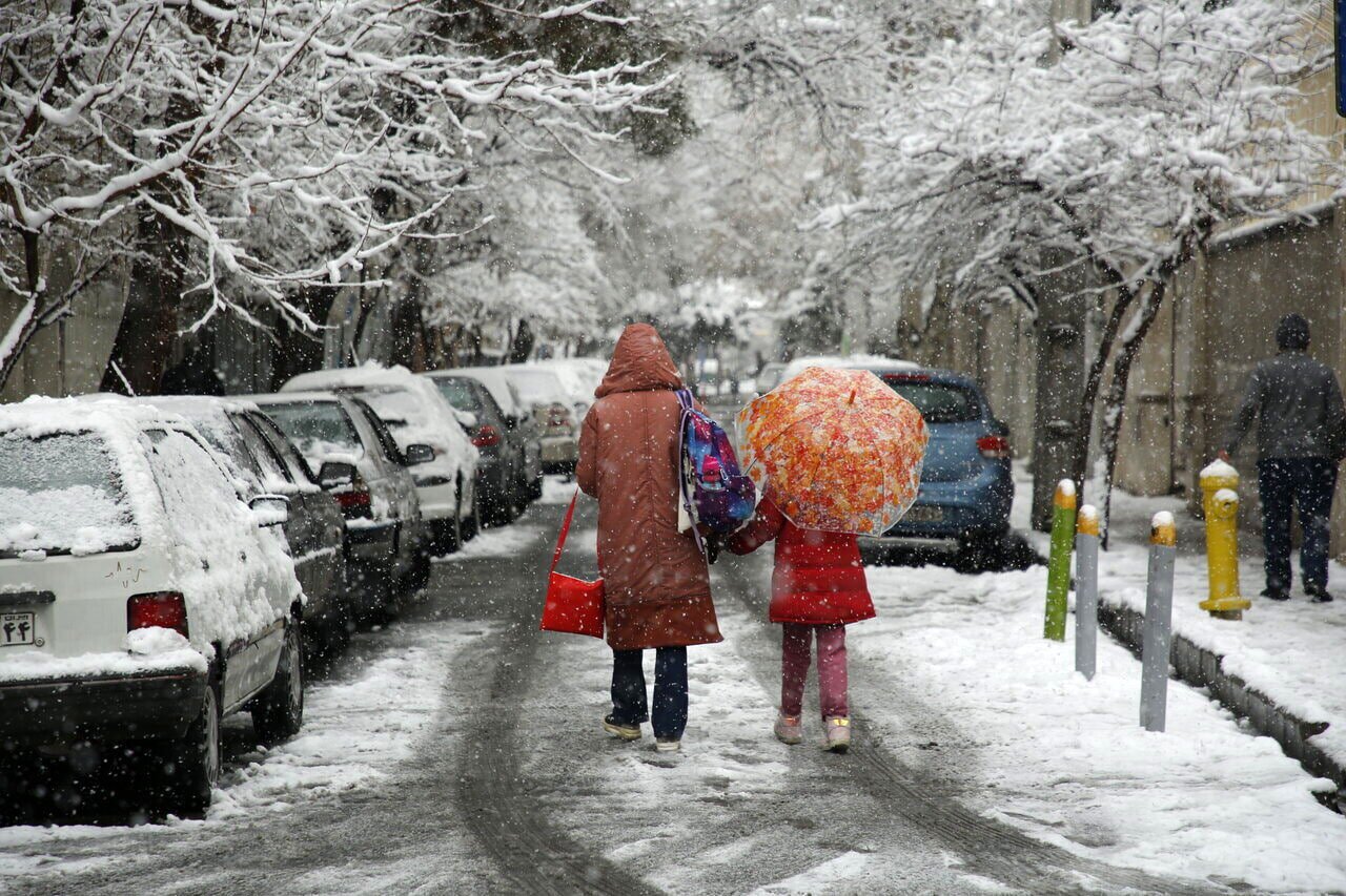برف و سرمای زمستانی در راه لرستان