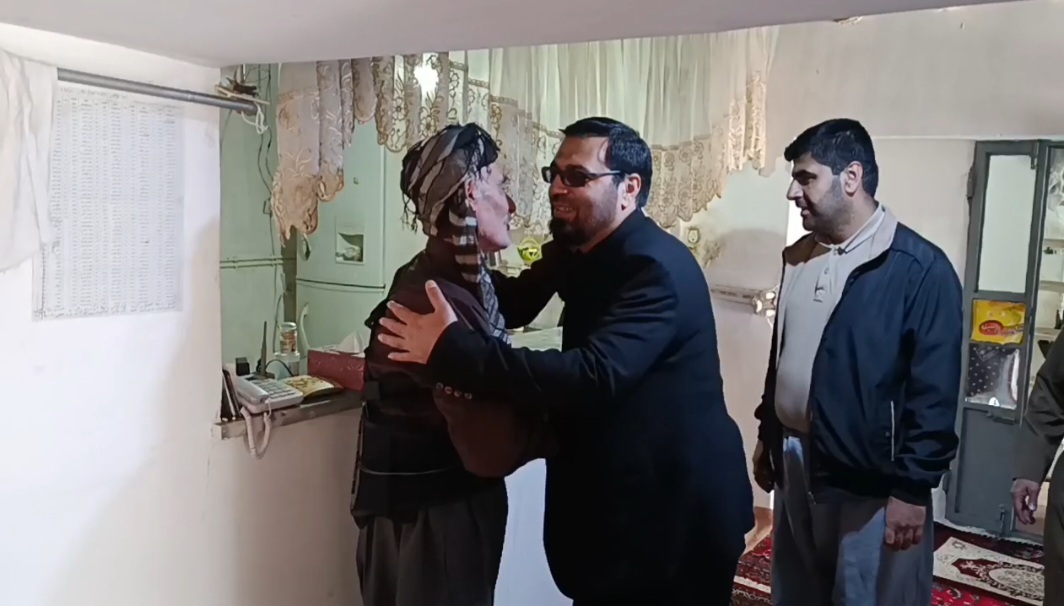 تجلیل از پیشمرگ کُرد در سروآباد؛ مدیرکل فرهنگ کردستان از «محمدرشید امینی» قدردانی کرد + فیلم