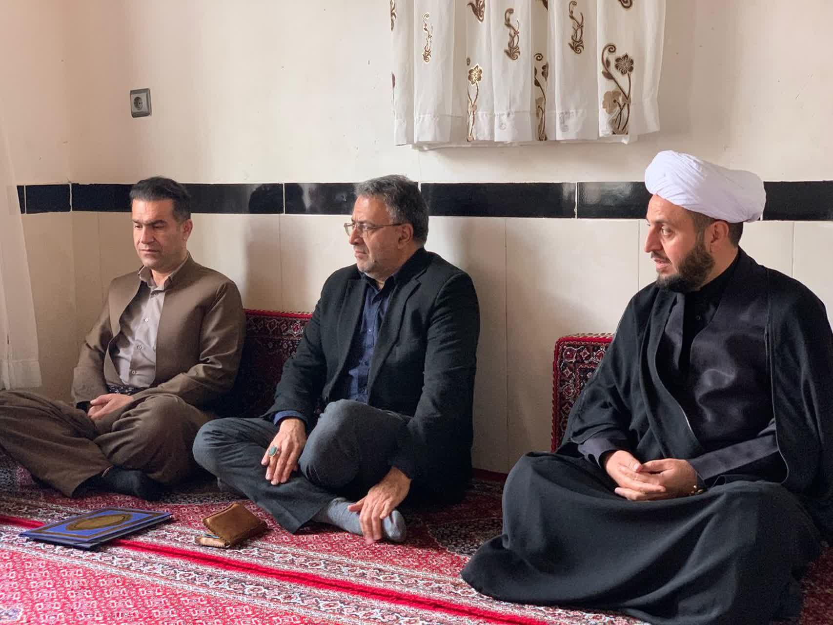 دیدار مسئولان کردستان با خانواده شهدای جنگ رمضان در سروآباد + فیلم