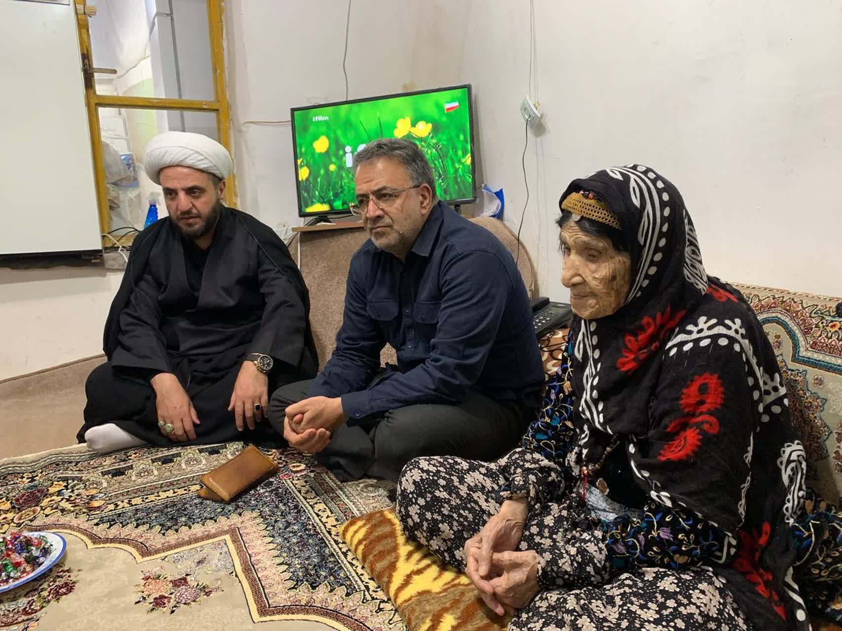 دیدار مسئولان کردستان با خانواده شهدای جنگ رمضان در سروآباد + فیلم