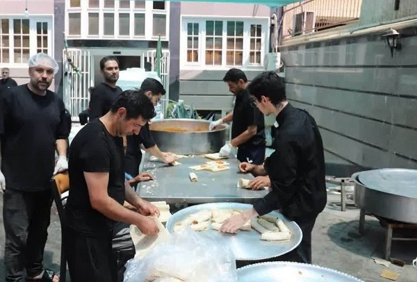 پخت و توزیع روزانه ۲۰ هزار پرس غذا توسط سپاه قزوین در مراسم وداع با امام شهید پخت و توزیع روزانه ۲۰ هزار پرس غذا توسط سپاه قزوین در مراسم وداع با امام شهید