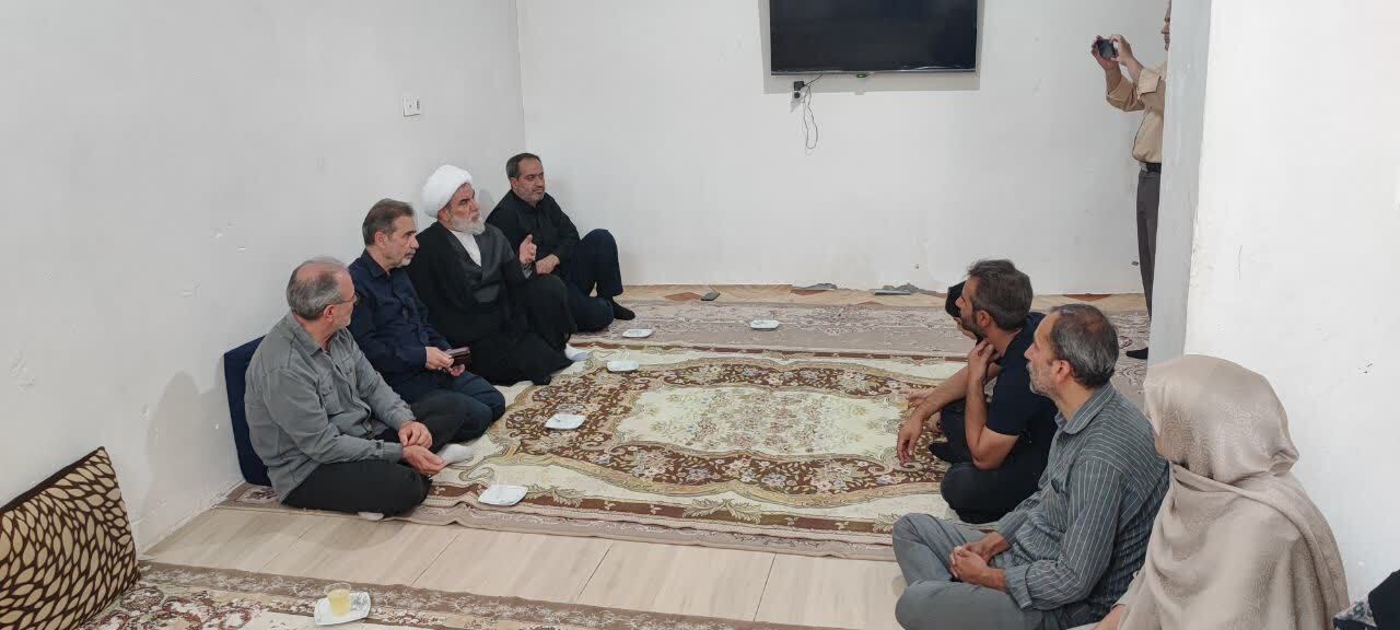 دیدار مسئولان بوئین‌زهرا با خانواده‌های معظم شهدا به مناسبت سالروز تأسیس شورای نگهبان